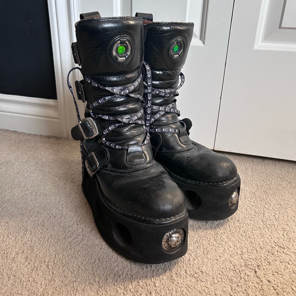 Vintage 90s/Early 2000s New Rock leather boots spring platforms